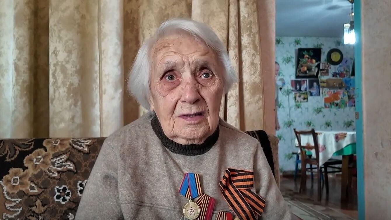  В Херсонской области поздравили столетнюю труженицу тыла Аиду Григорьевну Василичишину с Днем Победы - РИА Новости, 1920, 10.05.2025