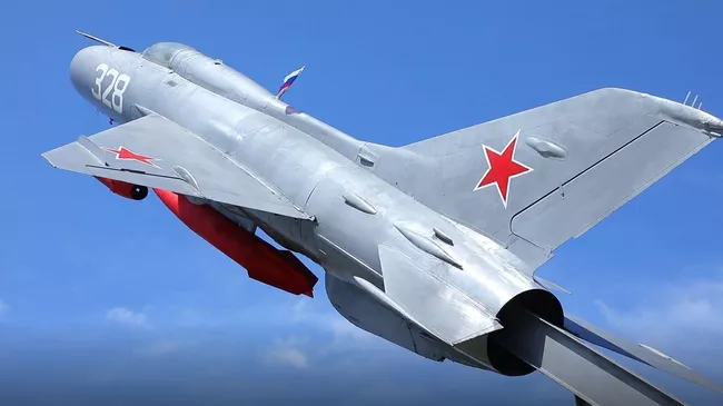 Восстановленный самолет-памятник МиГ-21 в Херсонской области