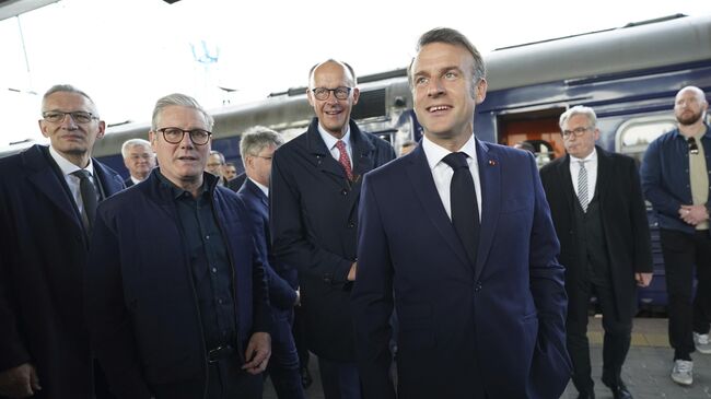 Премьер-министр Великобритании Кир Стармер, канцлер Германии Фридрих Мерц и президент Франции Эммануэль Макрон на центральном вокзале в Киеве, Украина