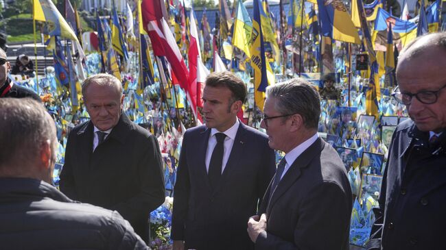 Премьер-министр Польши Дональд Туск, премьер-министр Великобритании Кир Стармер, канцлер Германии Фридрих Мерц и президент Франции Эммануэль Макрон в Киеве, Украина
