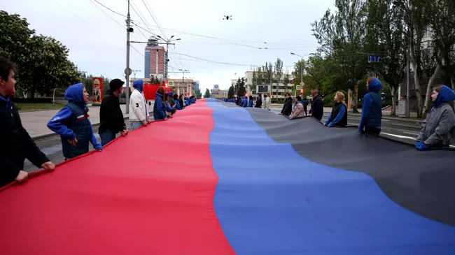 Двухсотметровый флаг ДНР возле площади Ленина в Донецке