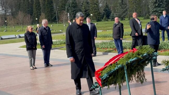 Президент Венесуэлы Мадуро с супругой у монумента Мать-Родина в Петербурге