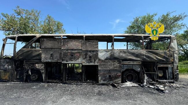 Пассажирский микроавтобус загорелся на федеральной трассе в Дагестане