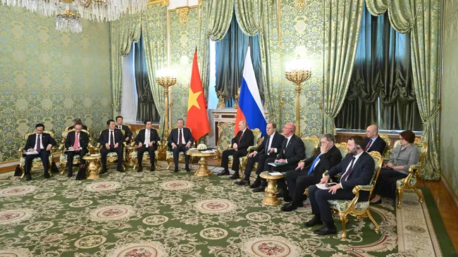 Президент России Владимир Путин и генеральный секретарь Коммунистической партии Вьетнама То Лам во время встречи