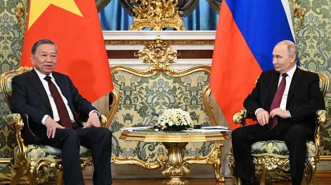 Президент России Владимир Путин и генеральный секретарь Коммунистической партии Вьетнама То Лам во время встречи