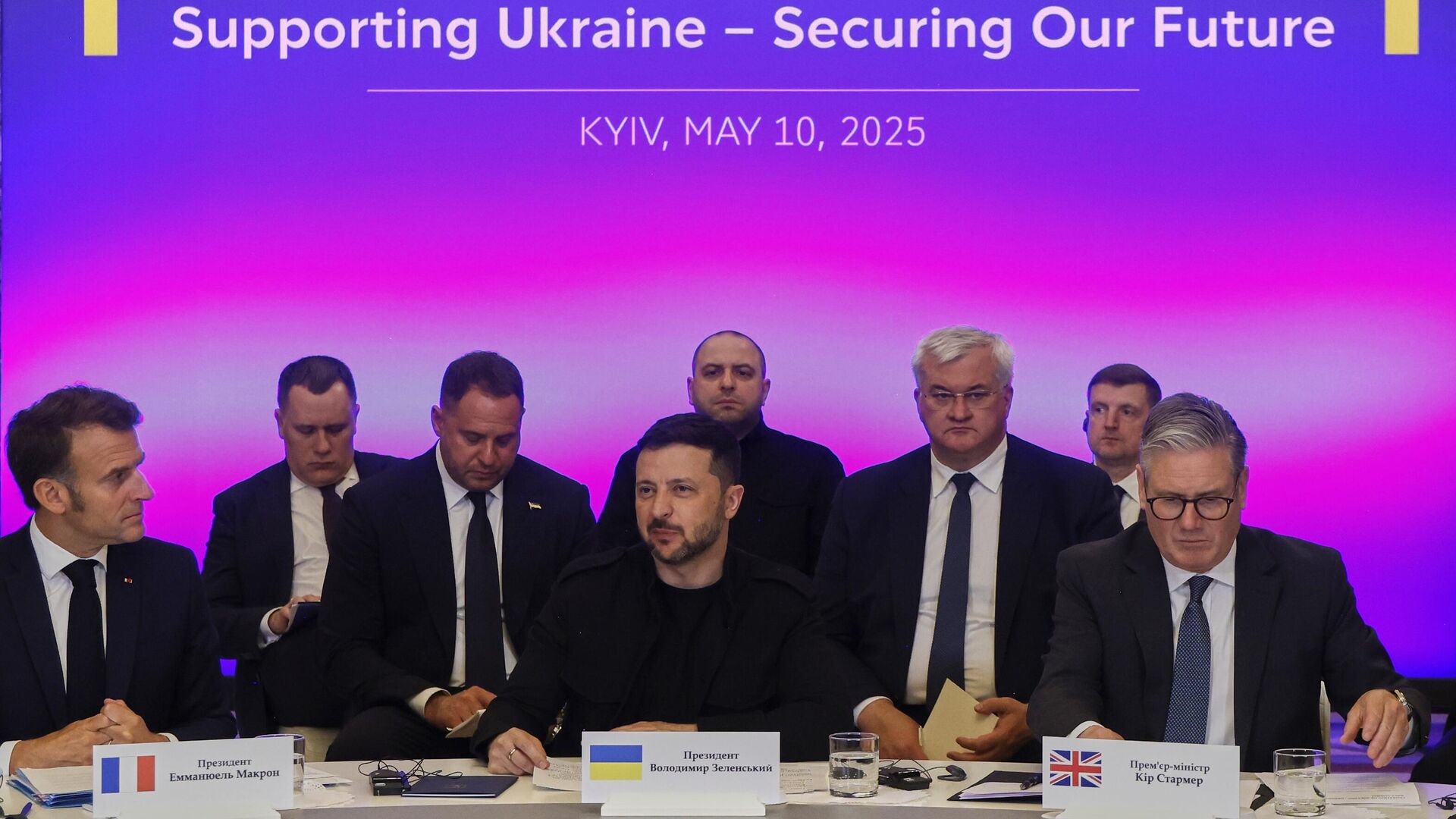 Президент Франции Эммануэль Макрон, Владимир Зеленский и премьер-министр Великобритании Кир Стармер во время встречи в Киеве Президент Франции Эммануэль Макрон, Владимир Зеленский и премьер-министр Великобритании Кир Стармер во время встречи в Киеве - РИА Новости, 1920, 30.05.2025