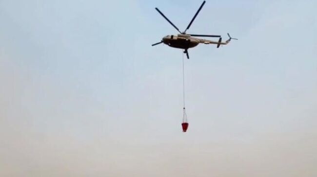 Вертолет Ми-8 МЧС России во время тушения пожара