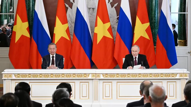 Президент России Владимир Путин и генеральный секретарь Коммунистической партии Вьетнама То Лам на церемонии подписания документов по итогам встречи