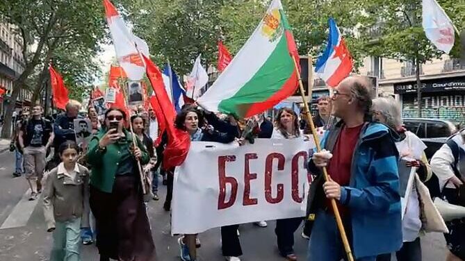 Украинские активисты безуспешно пытались сорвать акцию Бессмертный полк в Париже