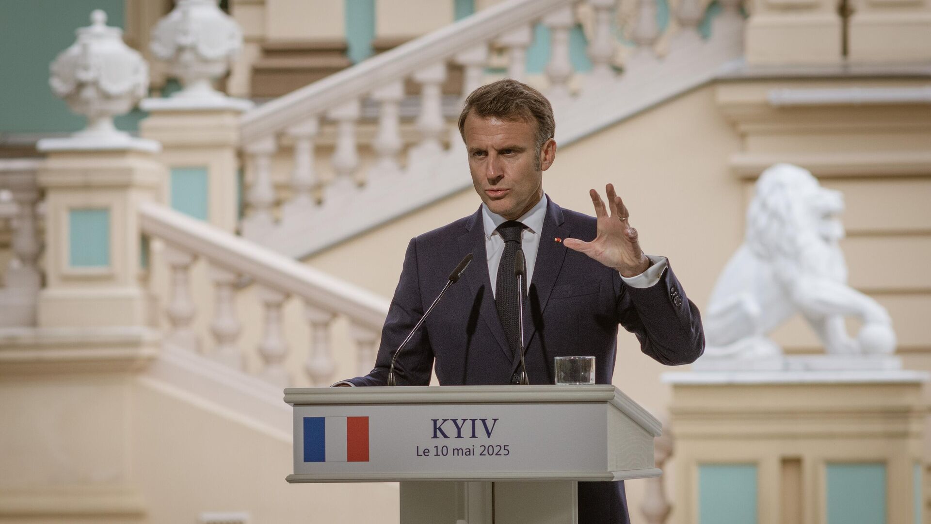 Президент Франции Эммануэль Макрон во время пресс-конференции в Киеве. 10 мая 2025 - РИА Новости, 1920, 10.05.2025