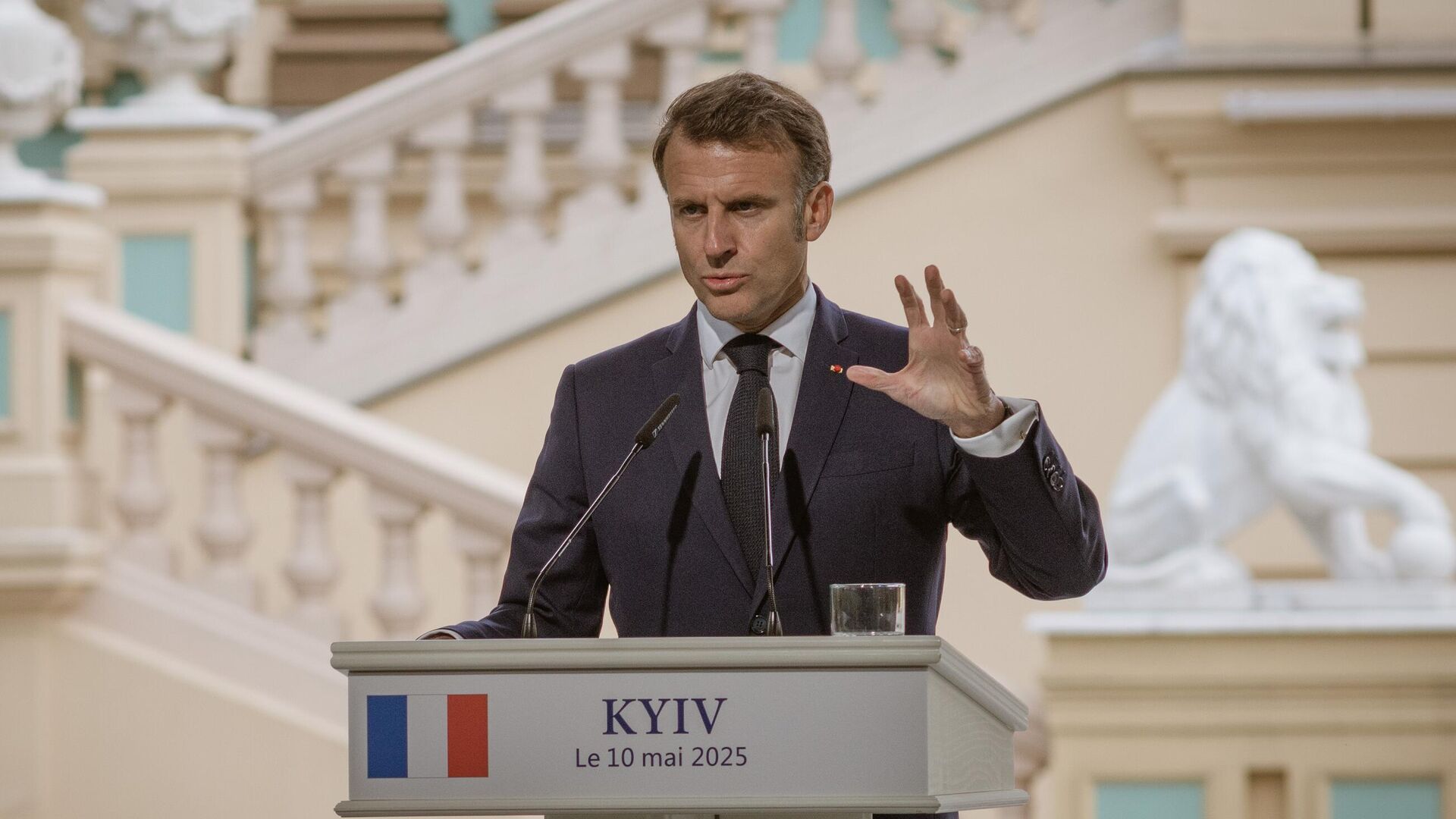 Президент Франции Эммануэль Макрон во время пресс-конференции в Киеве. 10 мая 2025 Президент Франции Эммануэль Макрон во время пресс-конференции в Киеве. 10 мая 2025 - РИА Новости, 1920, 10.05.2025