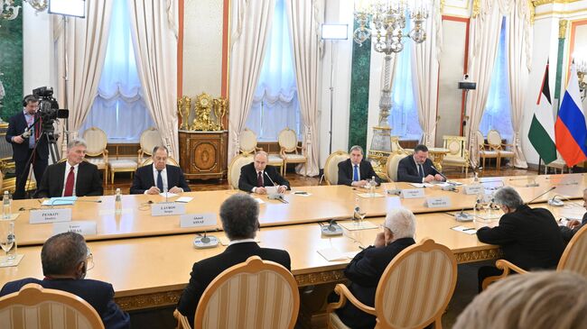 Президент России Владимир Путин во время встречи с президентом Палестины Махмудом Аббасом