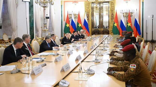 Президент России Владимир Путин и президент Буркина-Фасо Ибрагим Траоре во время встречи