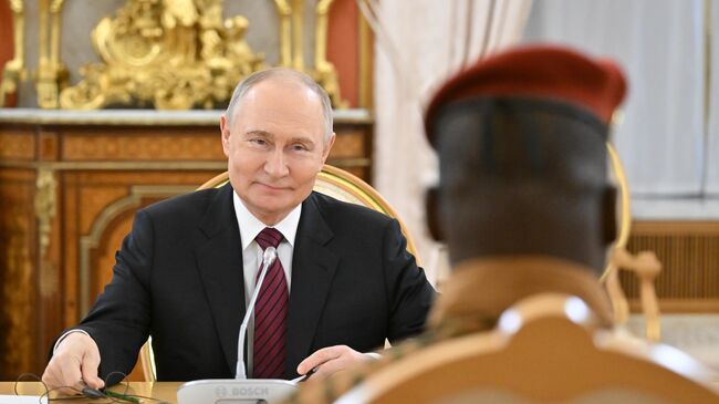 Президент России Владимир Путин и президент Буркина-Фасо Ибрагим Траоре во время встречи