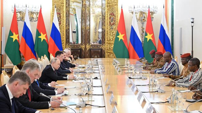 Президент России Владимир Путин и президент Буркина-Фасо Ибрагим Траоре во время встречи. 10 мая 2025
