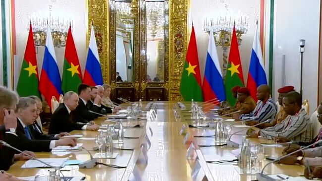 Президент Буркина-Фасо по-русски отдал воинское приветствие Путину