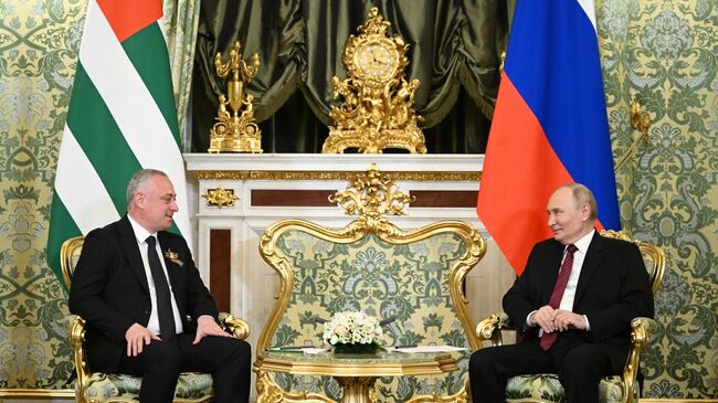 Президент РФ Владимир Путин и президент Абхазии Бадра Гунба во время встречи. 10 мая 2025