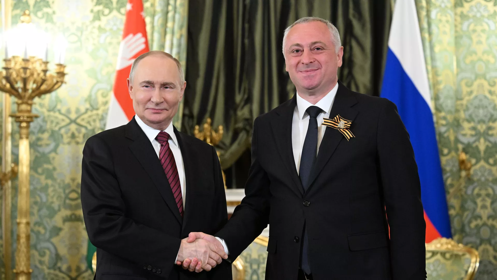 Президент РФ Владимир Путин и президент Абхазии Бадра Гунба во время встречи - РИА Новости, 1920, 10.05.2025