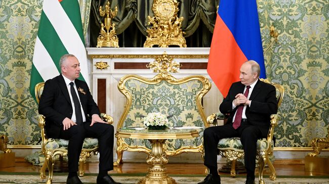 Президент РФ Владимир Путин и президент Абхазии Бадра Гунба во время встречи