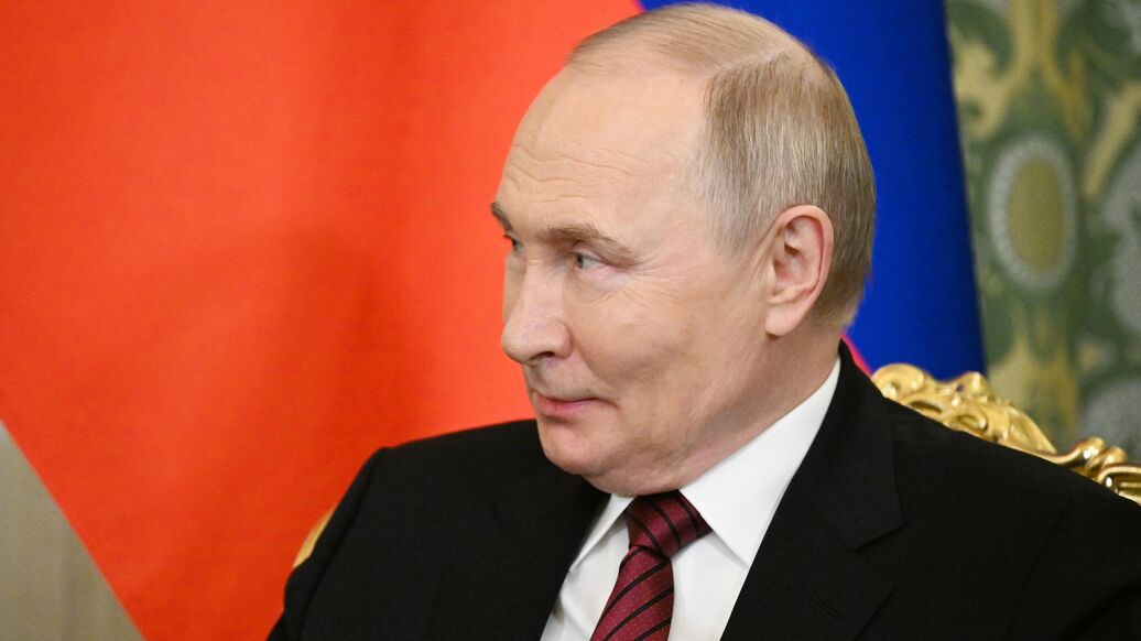 © Фотохост-агентство РИА НовостиПерейти в медиабанк<br>Встреча президента РФ В. Путина и президента Абхазии Б. Гунбы. Архивное фото