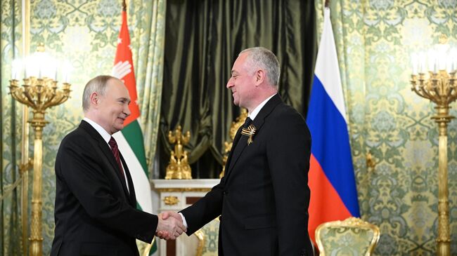 Президент РФ Владимир Путин и президент Абхазии Бадра Гунба во время встречи