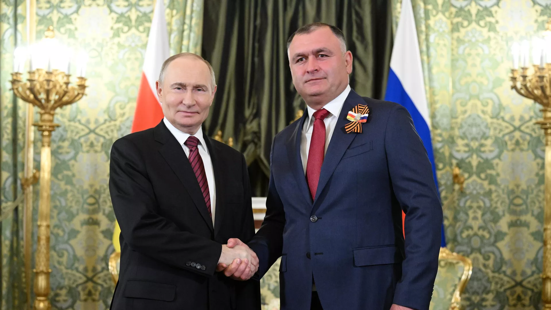 Президент РФ Владимир Путин и президент Южной Осетии Алан Гаглоев во время встречи. 10 мая 2025 - РИА Новости, 1920, 10.05.2025