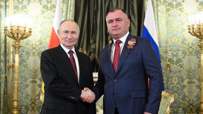 Встреча президента России Владимира Путина и президента Южной Осетии Алана Гаглоева