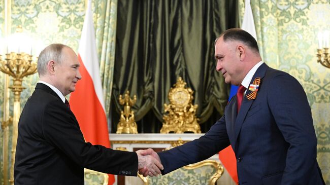 Президент РФ Владимир Путин и президент Южной Осетии Алан Гаглоев во время встречи