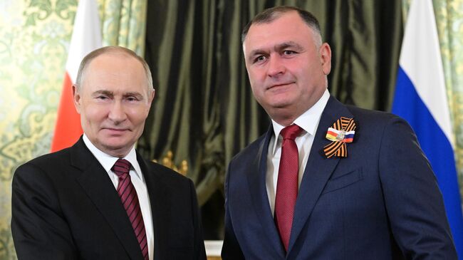 Президент РФ Владимир Путин и президент Южной Осетии Алан Гаглоев во время встречи