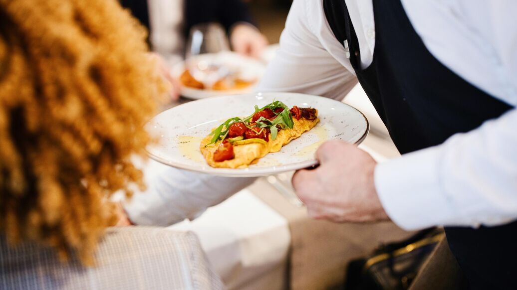 Названы страны с самыми дорогими обедами в ресторанах