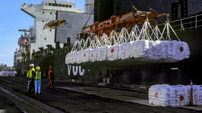 Погрузка мешков с рисов в порту Сакраменто