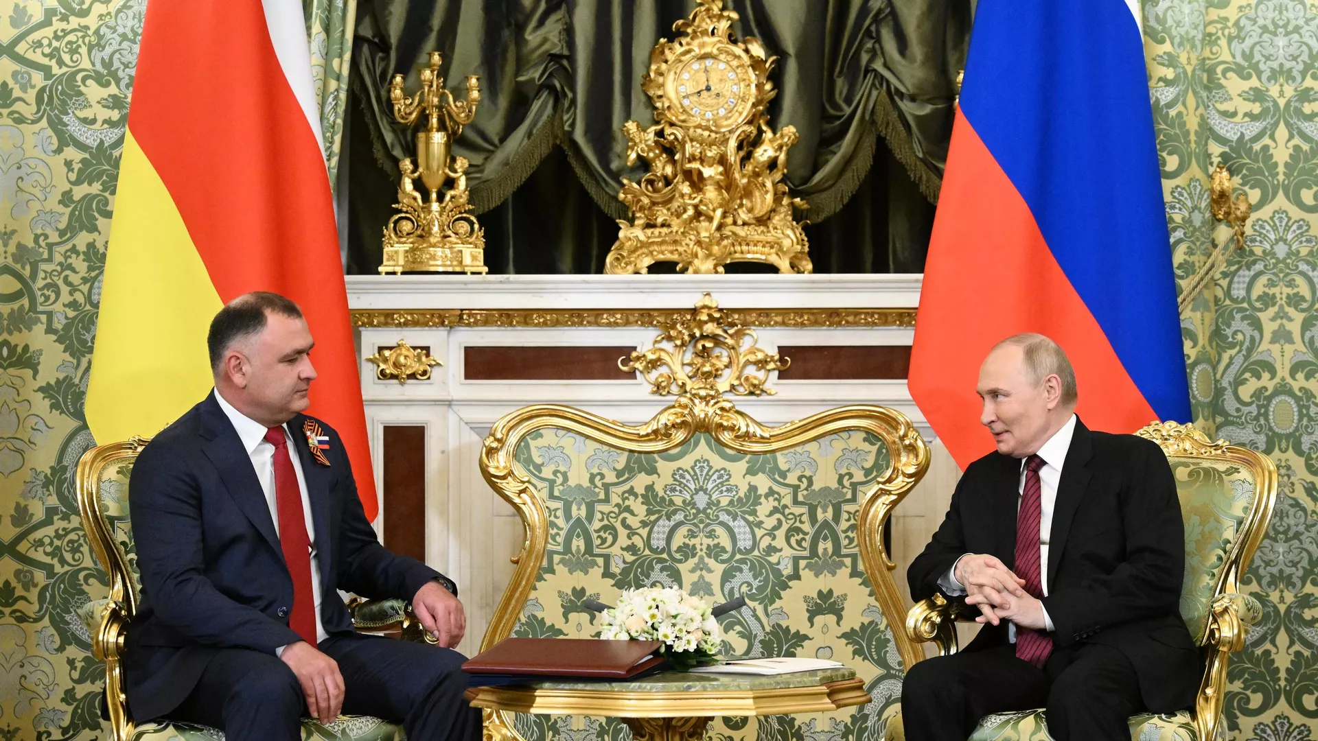 Президент РФ Владимир Путин и президент Южной Осетии Алан Гаглоев во время встречи. 10 мая 2025 - РИА Новости, 1920, 10.05.2025