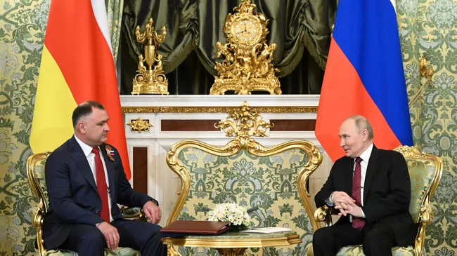 Президент РФ Владимир Путин и президент Южной Осетии Алан Гаглоев во время встречи. 10 мая 2025