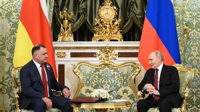 Президент РФ Владимир Путин и президент Южной Осетии Алан Гаглоев во время встречи. 10 мая 2025