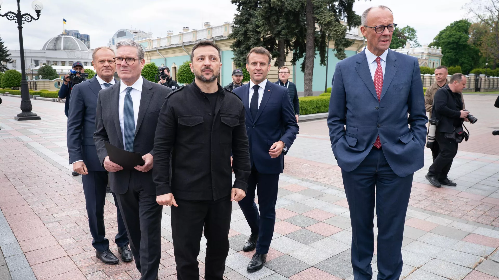 Премьер-министр Польши Дональд Туск, премьер-министр Великобритании Кир Стармер, канцлер Германии Фридрих Мерц, президент Франции Эммануэль Макрон и Владимир Зеленский в Киеве, Украина. 10 мая 2025 - РИА Новости, 1920, 10.05.2025