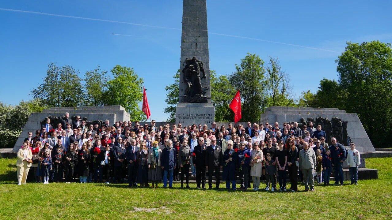 Российская делегация почтила память погибших в Маутхаузене. 10 мая 2025 - РИА Новости, 1920, 11.05.2025
