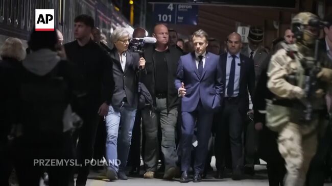 Макрон в купе во время поездки в Киев