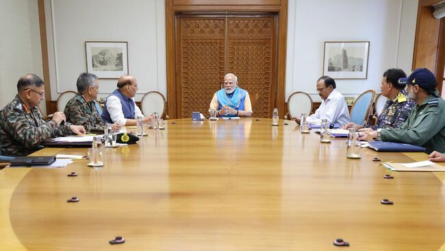 Премьер-министр Индии Нарендра Моди и начальник штаба армии Индии генерал Упендра Двиведи обсудили с военными ситуацию на границе с Пакистаном 