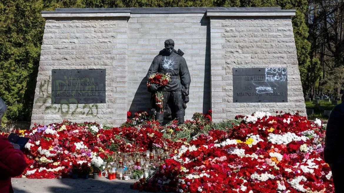В Таллине осквернили Монумент освободителям (Бронзовый солдат) - РИА Новости, 1920, 11.05.2025