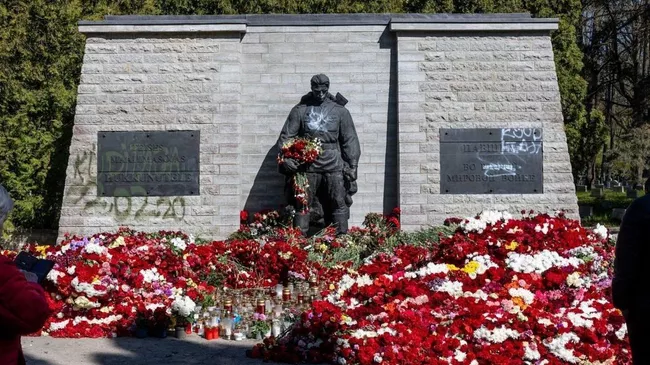 Неизвестные осквернили Бронзового солдата в Таллине 