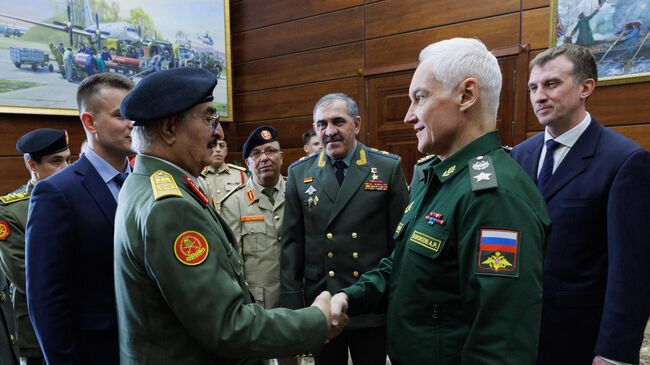 Министр обороны РФ Андрей Белоусов на встрече с командующим Ливийской национальной армии Халифой Хафтаром. 11 мая 2025