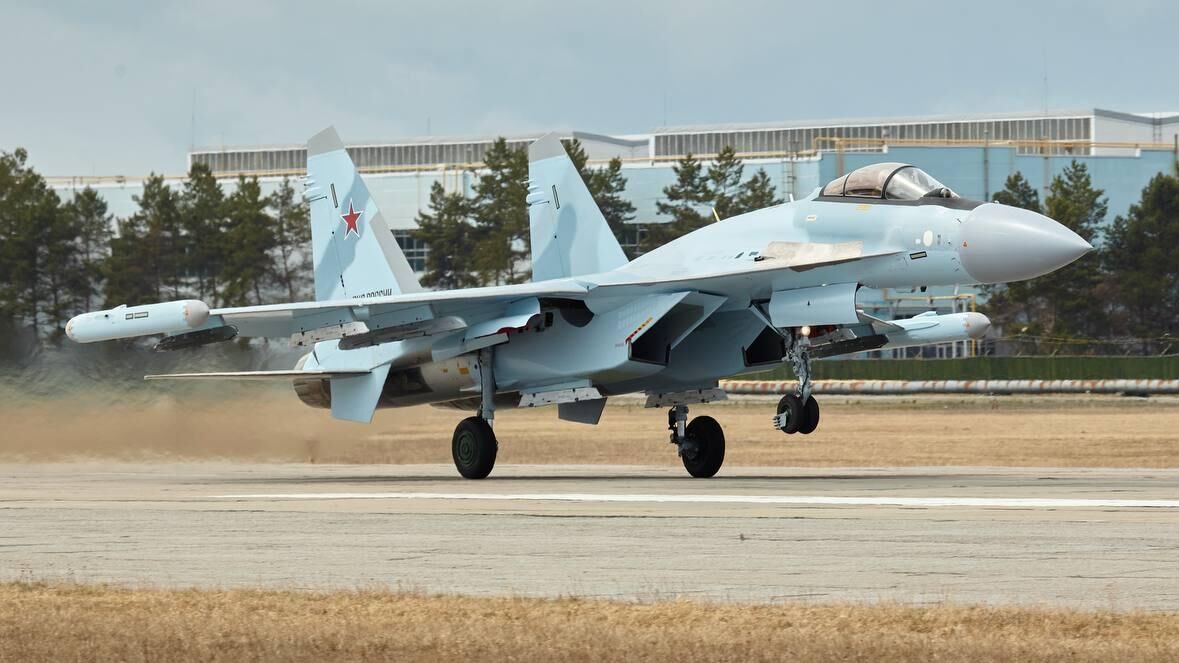 Объединенная авиастроительная корпорация передала Минобороны партию новых истребителей Су-35С - РИА Новости, 1920, 12.05.2025