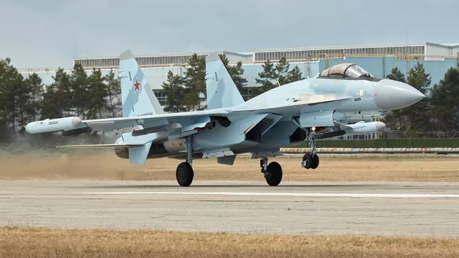 Объединенная авиастроительная корпорация передала Минобороны партию новых истребителей Су-35С