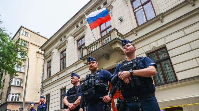 Полицейские у здания Генерального консульства России в Кракове