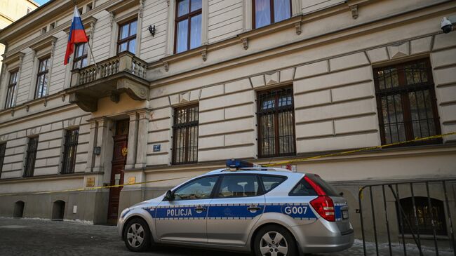 Полицейский автомобиль у здания Генерального консульства России в Кракове