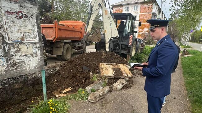 Сотрудник прокуратуры проводит проверку по факту длительного отсутствия горячей воды в многоквартирных домах в Кировском районе Приморского края