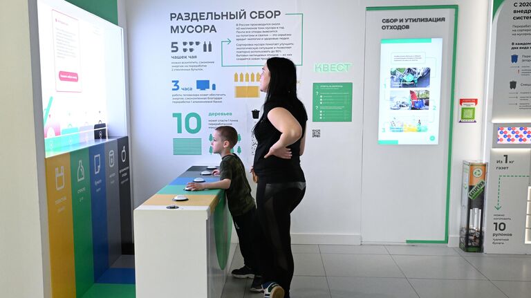 Посетители в музее комплекса городского хозяйства (КГХ) Москвы на ВДНХ