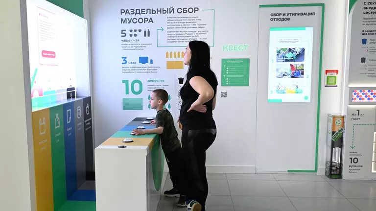 Посетители в музее комплекса городского хозяйства (КГХ) Москвы на ВДНХ