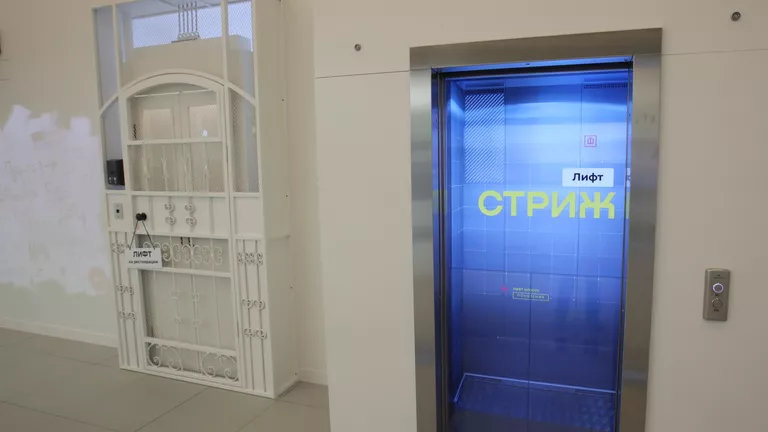 Экспонаты (лифт) в экспозиции в музее городского хозяйства Москвы