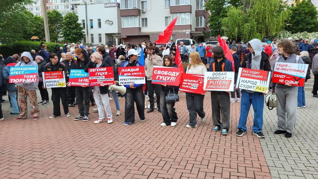 © Фото :  Sputnik Молдова/Telegram<br>Сторонники главы Гагаузии Евгении Гуцул возле Кишиневского суда